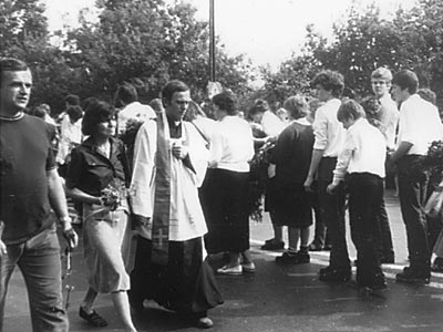 Padre Jerzy Popiełuszko con Barbara Sadowska, madre di Grzegorz Przemyk