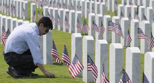 memorial day flag grave cementary ap 605