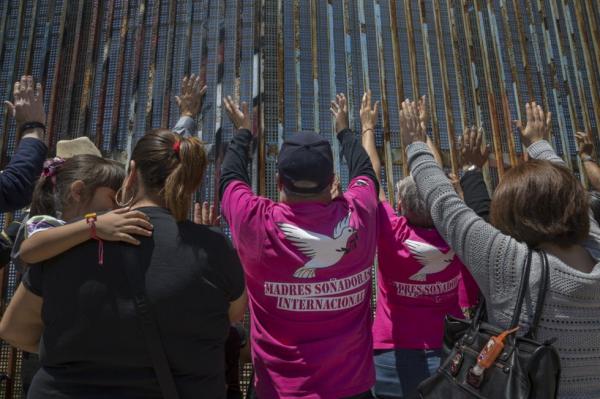  Tijuana Funzione religiosa attraverso il muro. Dio messicano di qua, Dio statunitense di là credit: Griselda San Martin