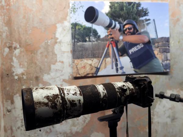 fotocamera di Issam Abdallah ucciso da un tank israeliano  credit Emilie Mad / Reuters