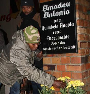  ‎Eberswalde. La lapide che ricorda ‎Antonio Amadeu Kiowa, posta nel luogo in cui fu assassinato‎