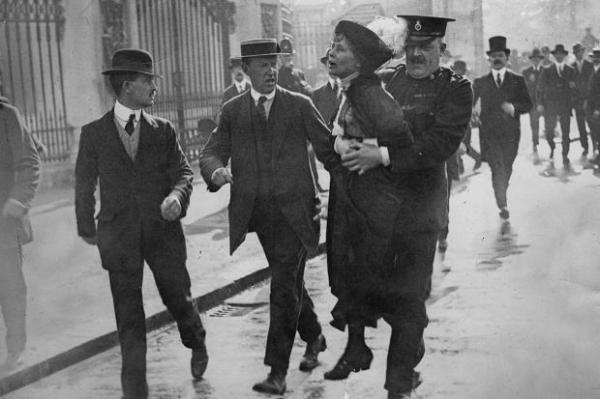 Emmeline Pankhurst, arrestata durante una manifestazione davanti a davanti a Buckingham Palace nel maggio del 1914