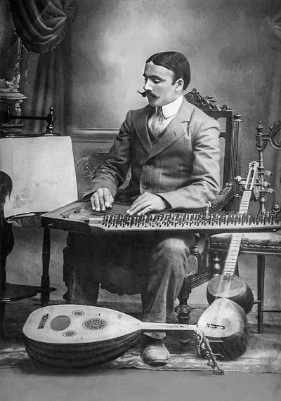 [[https://upload.wikimedia.org/wikipedia/commons/thumb/8/89/Meshadi_Jamil_Amirov_playing_qanun.jpg/537px-Meshadi_Jamil_Amirov_playing_qanun.jpg|   ]