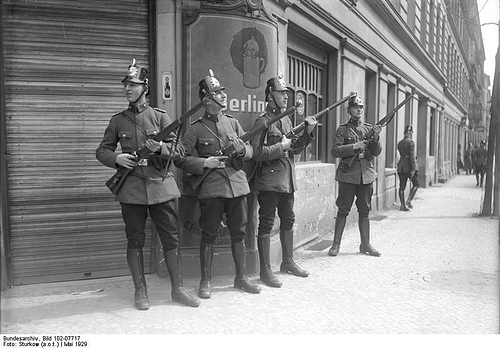 Berlino 1929, durante la manifestazione del 1 maggio (32 morti e centinaia di arresti)
