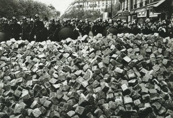 Parigi, 1968, ancora i pavés, e...