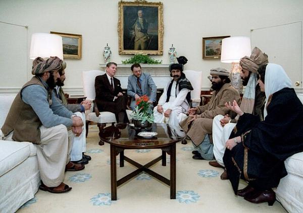 Reagan a colloquio con i capi afgani dei Freedom Fighters, 2/2/1983 *