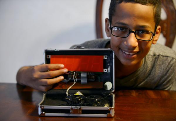 Ahmed Mohamed con la sua “bomba”