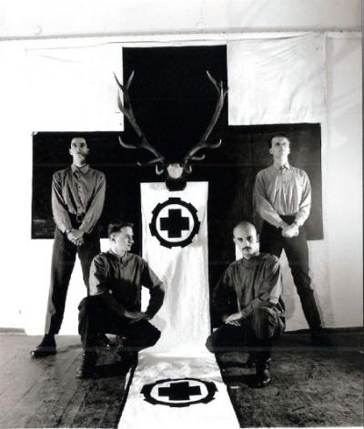 I Laibach, con il logo della band, nel 1983