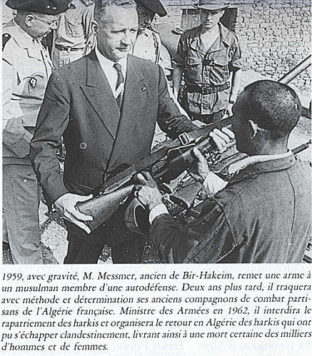 Algeria 1960. Pierre Messmer, ministro della difesa, consegna le armi ad un harki ‎algerino‎