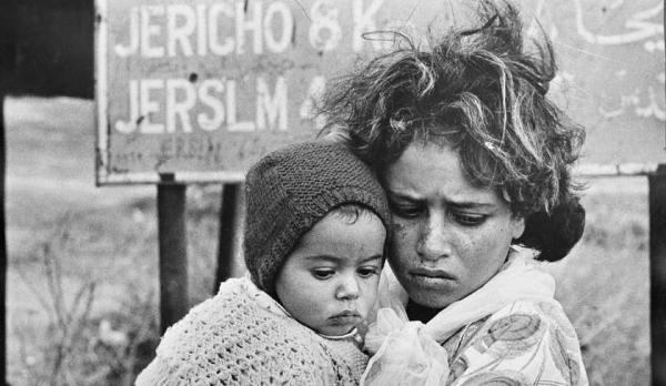 Palestinian refugees, Exodus from West Bank to Jordan, Allenby bridge, 1968 photo credit @  George Nehmeh / UNRWA