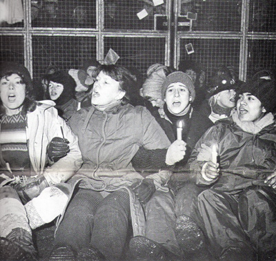 Greenham Common RAF Airfield, 1982. Women Singing. Base aerea di Greenham, 1982. Donne che cantano.