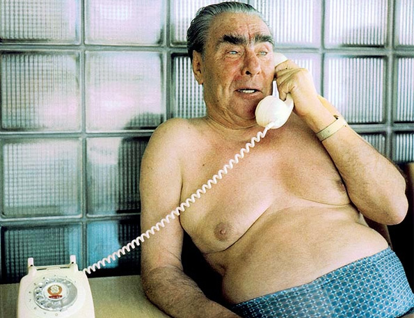 Un affascinante Leonid Brezhnev al telefono.