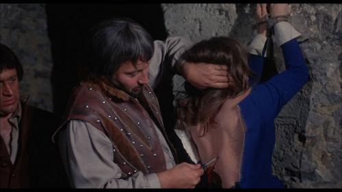 <br />
‎Scena dal film “Witchfinder ‎General” di Michael Reeves, 1968. Vi si mostra un altro dei metodi utilizzati anche da Hopkins, ‎quello del cosiddetto “Witch pricking” che consisteva nel bucherellare la sventurata con dei lunghi ‎aghi per trovare i punti di insensibilità che erano considerati come marchi del demonio.‎