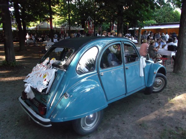 La 2CV degli sposi, agghindata a festa: finirà nel Treggia's Blog!