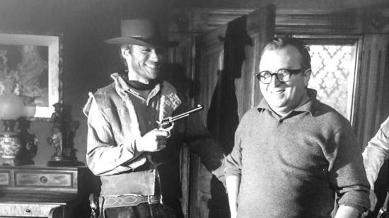 Sergio Leone, ancora sbarbato, tenuto sotto tiro da Clint Eastwood