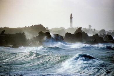 Le scogliere di Ouessant e il mare abbastanza calmo.