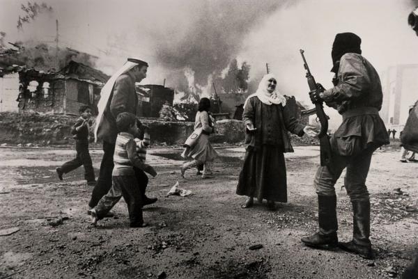 Libano, 1976. Una donna ‎palestinese implora un falangista di risparmiare la vita al proprio marito, storico scatto della ‎fotografa francese Françoise Demulder