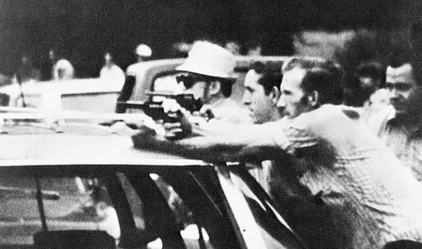 da “Harlan County USA”: poliziotti in borghese e strikebreakers in azione durante uno sciopero dei minatori di Harlan.