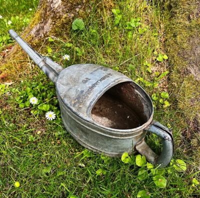 ...so he bought a watering can<br />
to water his greenhouse...