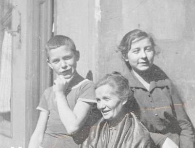 Attila J&oacute;zsef, sua sorella Etelka e la loro madre. La donna mor&igrave; a 43 anni.