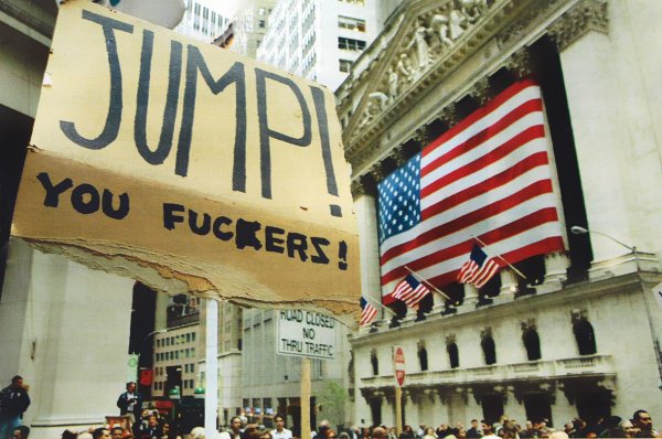 Jump! You Fuckers!, cartello esposto nel corso di una manifestazione davanti a Wall Street nel 2008, nel pieno della crisi innescata dal rialzo dei tassi di interesse sui mutui subprime, i prestiti spazzatura, e dalla bancarotta o incriminazione per frode delle principali banche d’affari americane, come Lehman Brothers e Goldman Sachs.