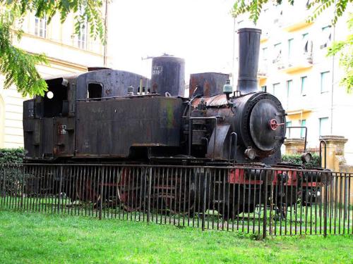 Livorno: la storica locomotiva a vapore sistemata davanti alla scuola elementare Micheli, in piazza XI Maggio.