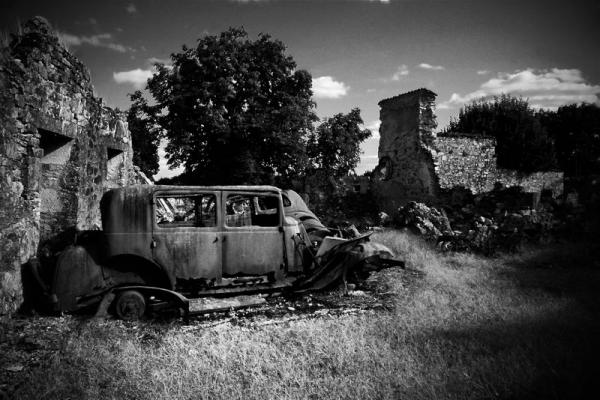 Oradour-sur-Glane è ancora oggi come lo lasciarono i nazisti quel 10 giugno di quasi 70 anni fa.]]