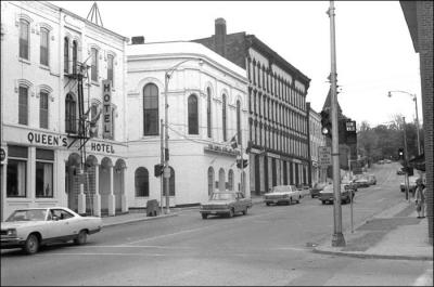 ‎Il Queen’s Hotel di Port Hope ‎dove fu ucciso William Matiyek‎