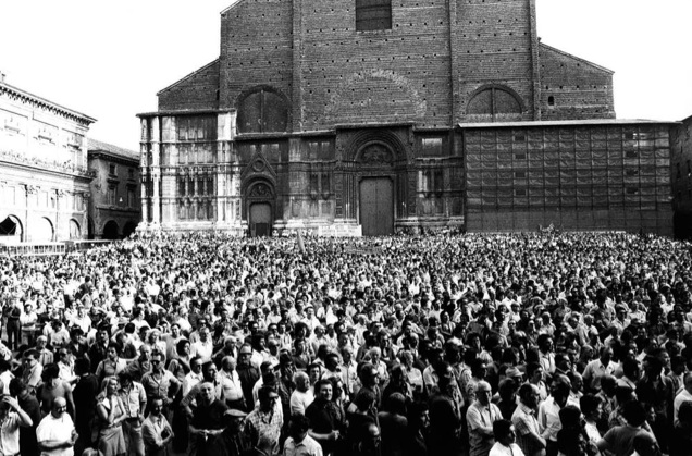 9 agosto 1974, Piazza Maggiore, funerali delle vittime della strage dell'Italicus