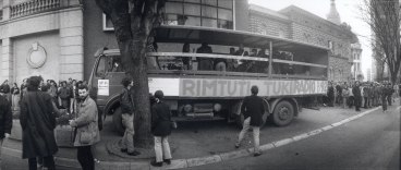 Il camion dei Rimtutituki per le strade di Belgrado.