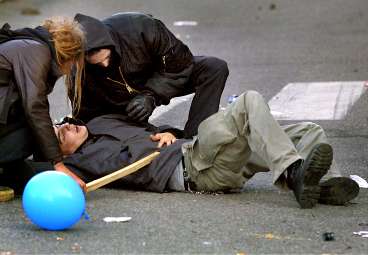 Vasagatan, Göteborg, 15 giugno 2001. Hannes Westberg a terra, dopo essere stato colpito dalla polizia.